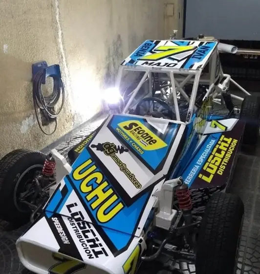 Auto de competición. Kit completo de calcos con número y sponsors del equipo.