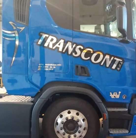 Transcont. Logo y datos de la empresa en las puertas de la cabina.