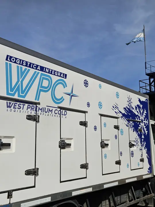 West Premium Cold. Rotulado de caja refrigerada con logo y diseño de copos de nieve.