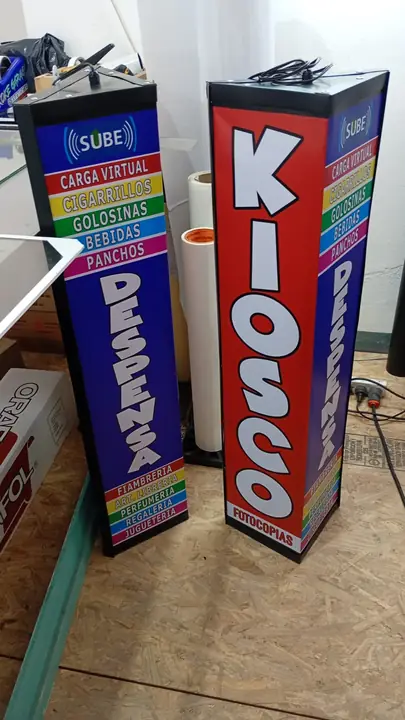 Kiosco. Carteles verticales tipo tótem con los rubros del local.