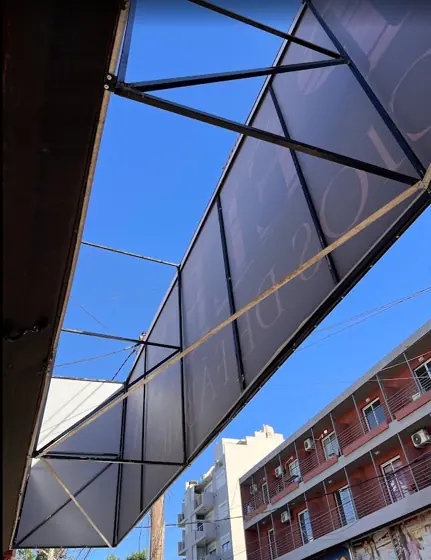 Papelera · estructura. Estructura metálica y lona de la marquesina vistas desde abajo.