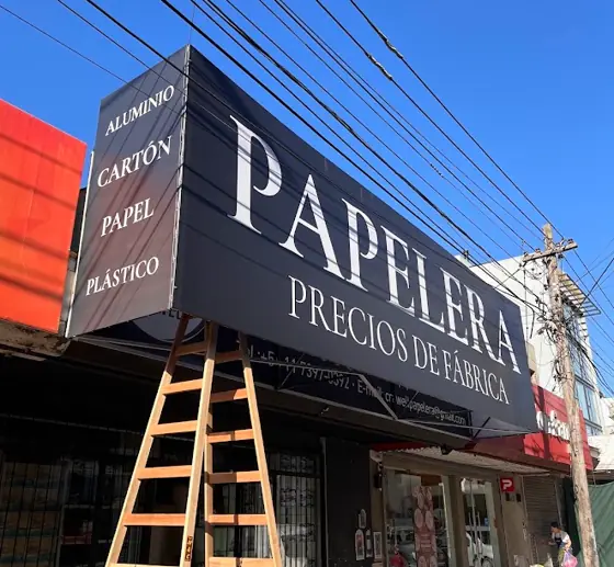Papelera. Marquesina de frente con nombre, rubros y datos de contacto.