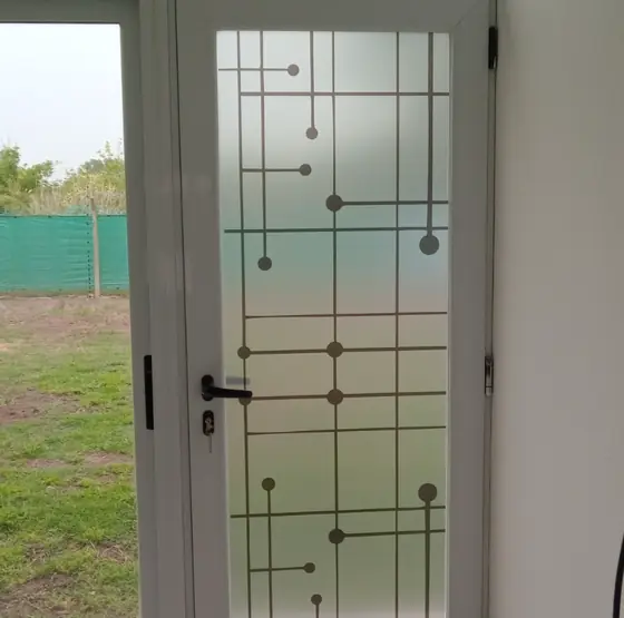 Puerta con esmerilado. Vinilo esmerilado con diseño geométrico: privacidad sin perder luz.
