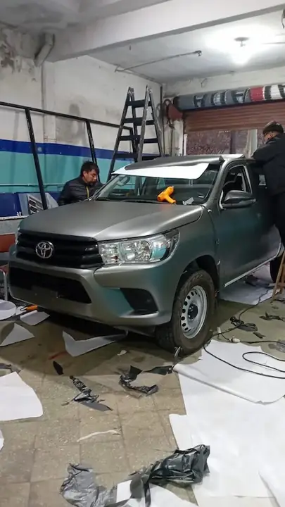 Hilux en taller. Aplicación de vinilo sobre Toyota Hilux en nuestro taller.