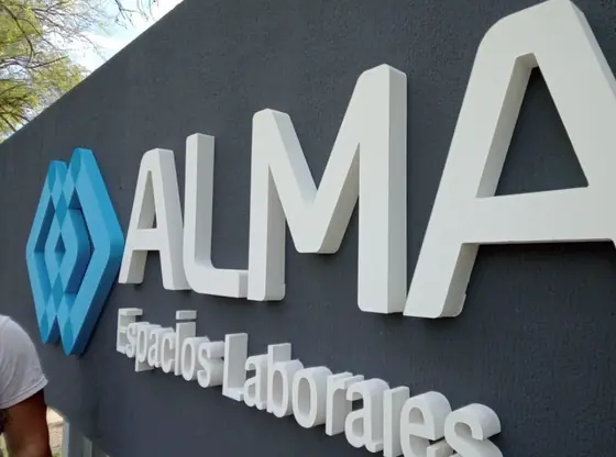 ALMA Espacios Laborales. Letras corpóreas y logo con volumen sobre la fachada de la empresa.
