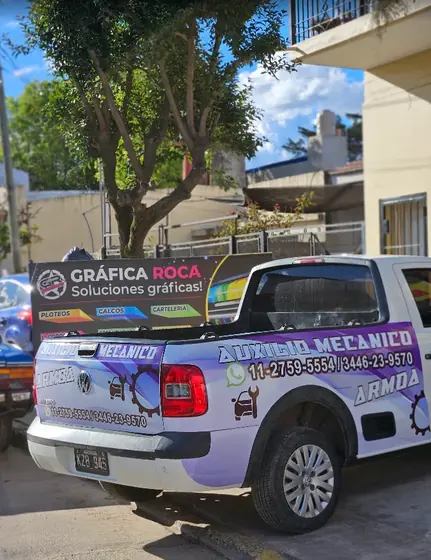Auxilio mecánico. Ploteo de laterales y portón con logo, servicios y teléfonos para que lo llamen desde la calle.