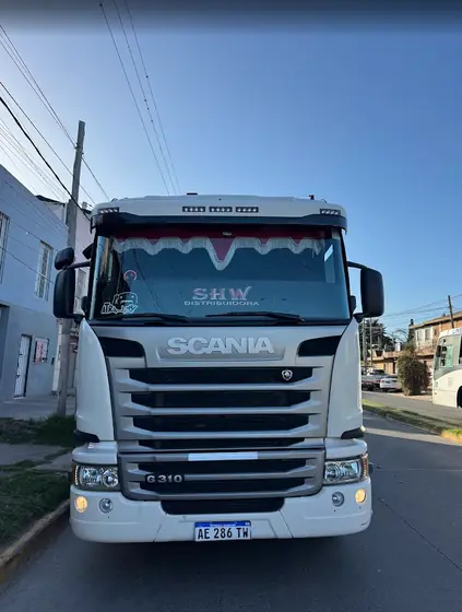 Scania · SHW. Gráfica en el frente de la cabina con la marca del transportista.