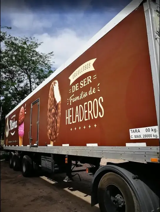 Heladería. Rotulado del lateral de un semirremolque con la marca.