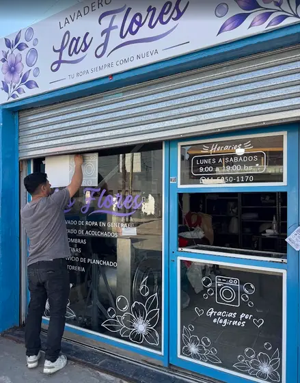Lavadero Las Flores. Cartel de frente y vidriera con servicios, horarios y detalles decorativos.